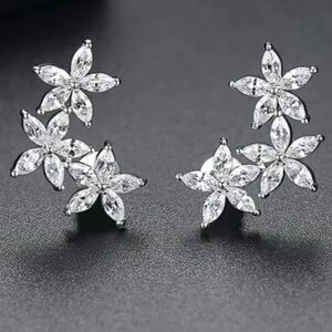 Daisy earring climber 18 K with moissanite